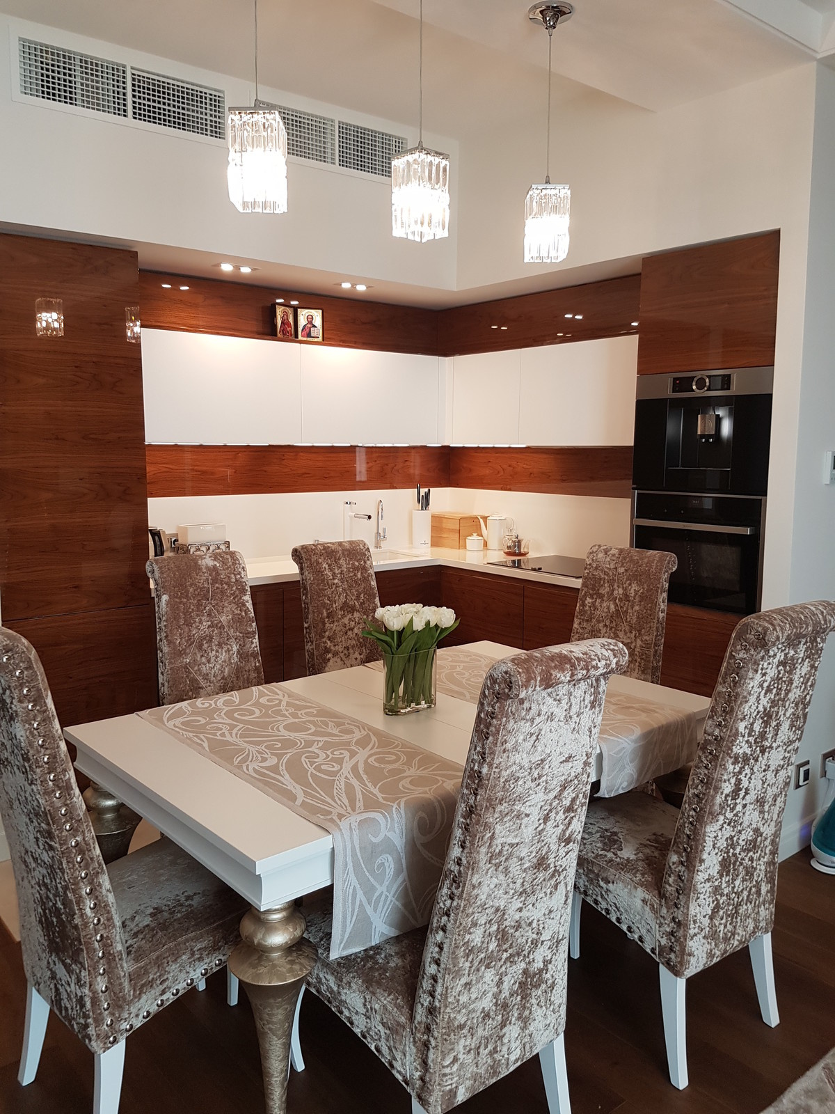 Кухонная столешница со стеновой панелью из белоснежного кварцевого камня