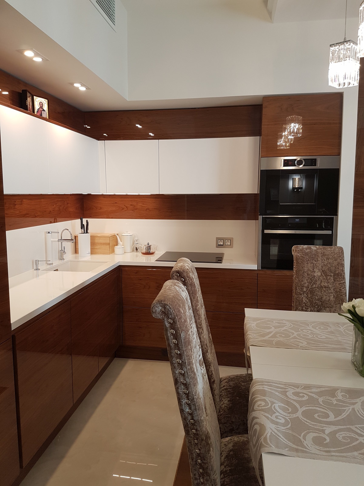 Кухонная столешница и стеновая панель из белоснежного кварцевого камня