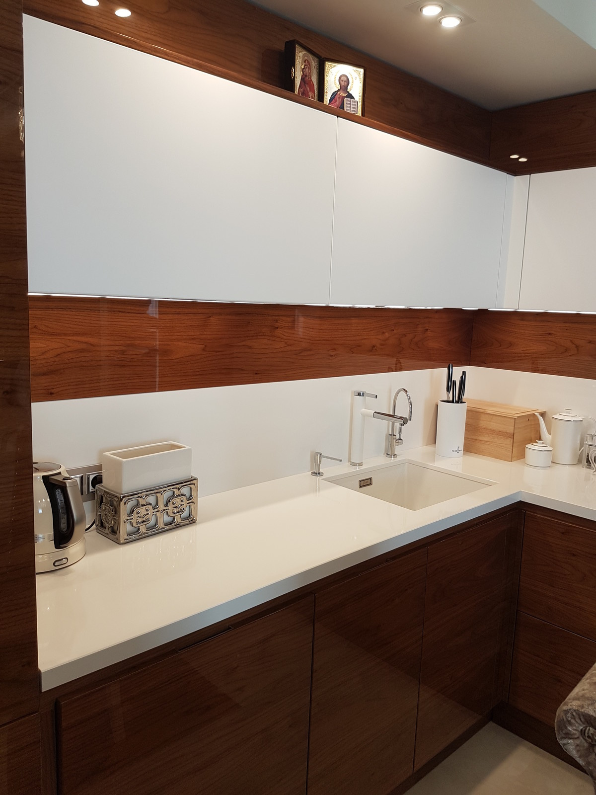 Кухонная столешница со стеновой панелью из белоснежного кварцевого камня