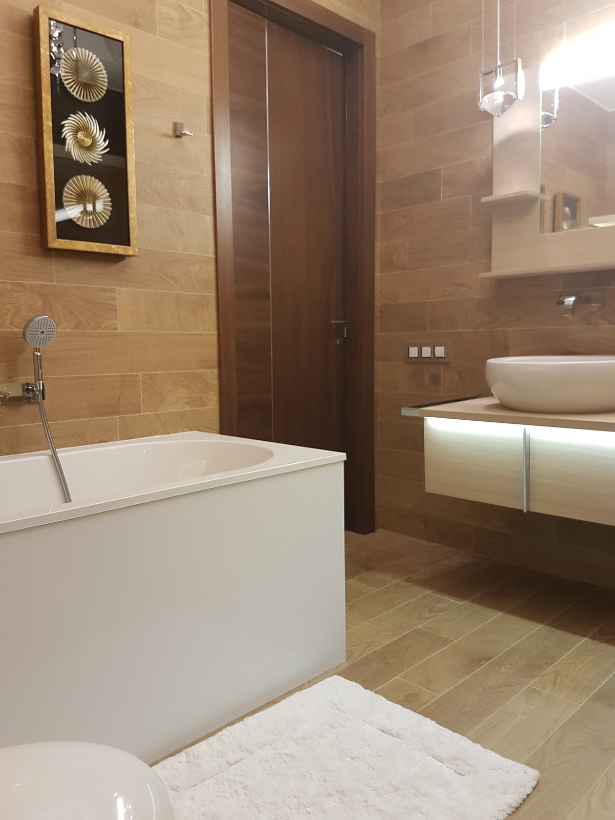 Облицовка ванной белоснежным кварцевым камнем