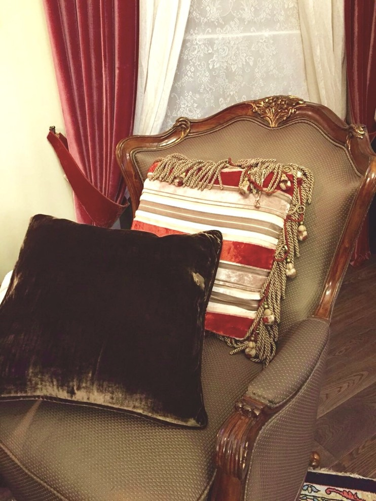 Бархатные подушки в гостиную комнату