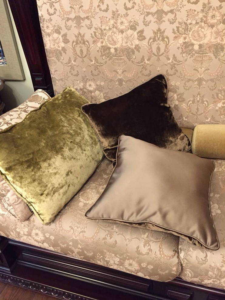 Бархатные подушки в гостиную комнату