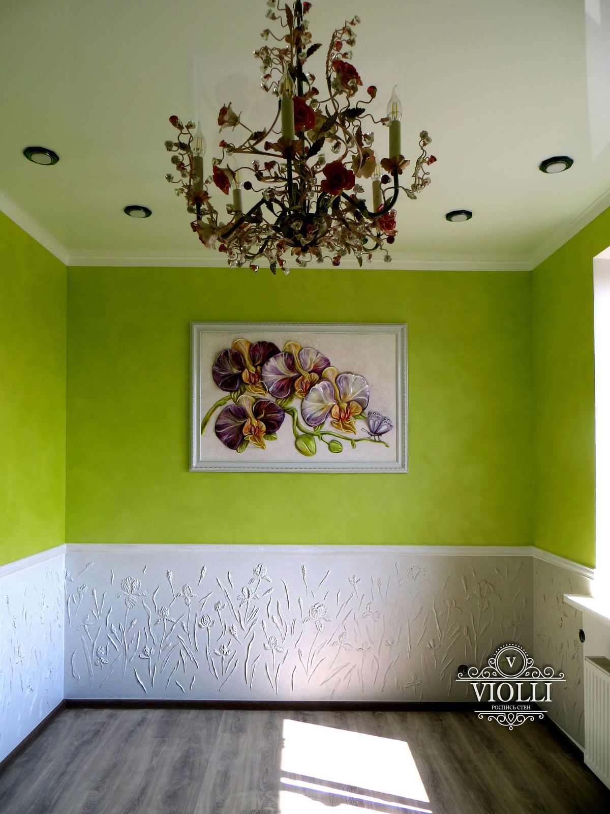 Барельеф в комнате девочки