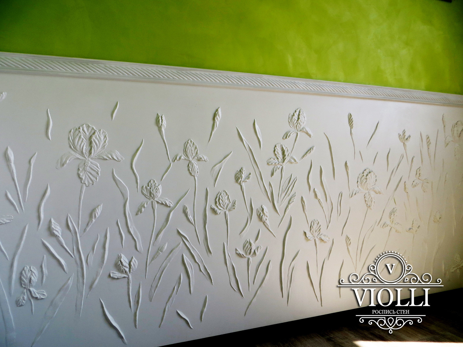 Барельеф в комнате девочки