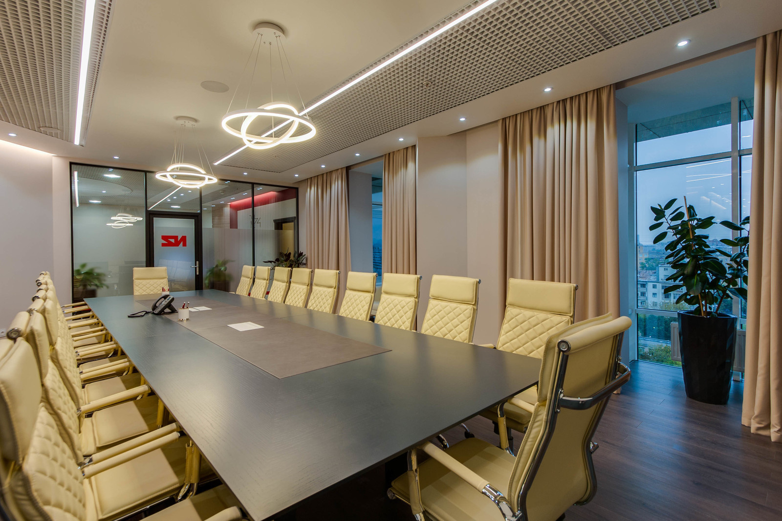 Деревянный стол