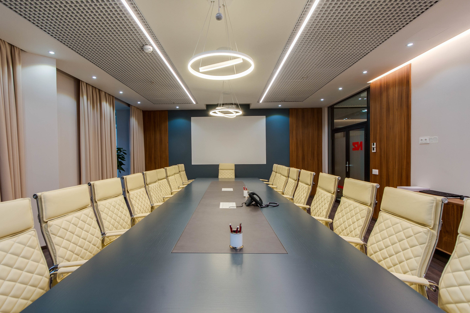 Деревянный стол