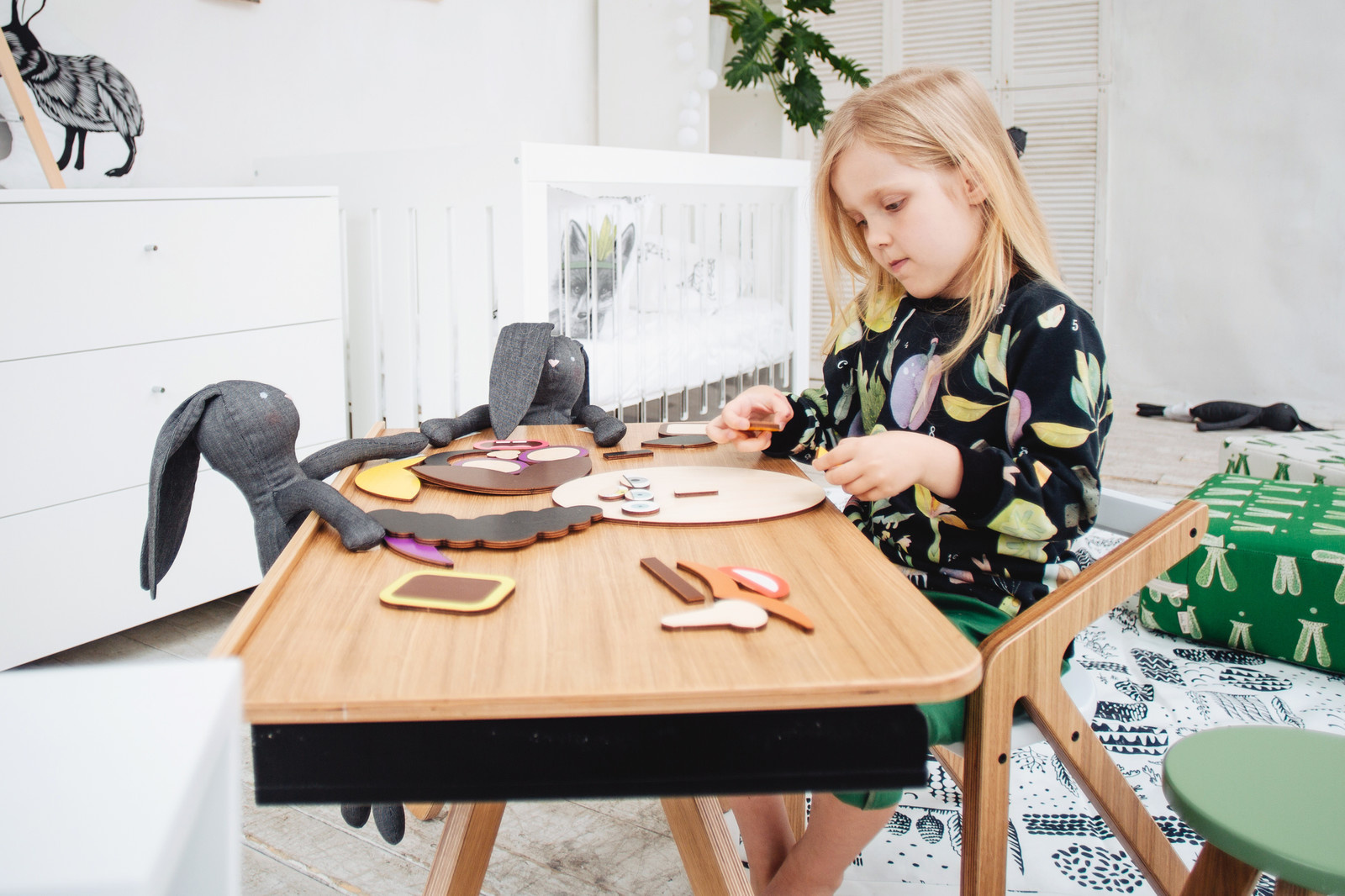 Детский стол-мольберт