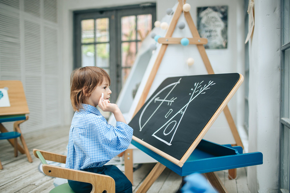 Детский стол-мольберт