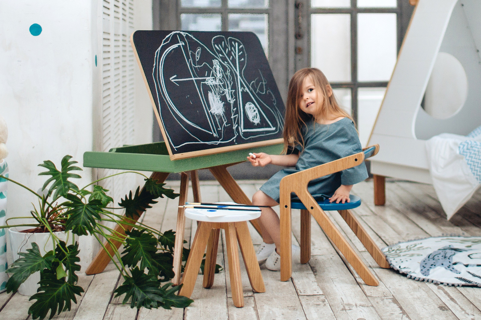 Детский стол-мольберт