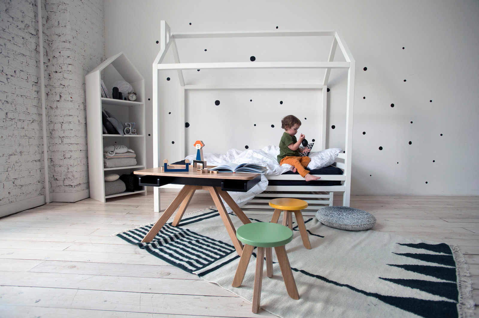 Детский стол-мольберт