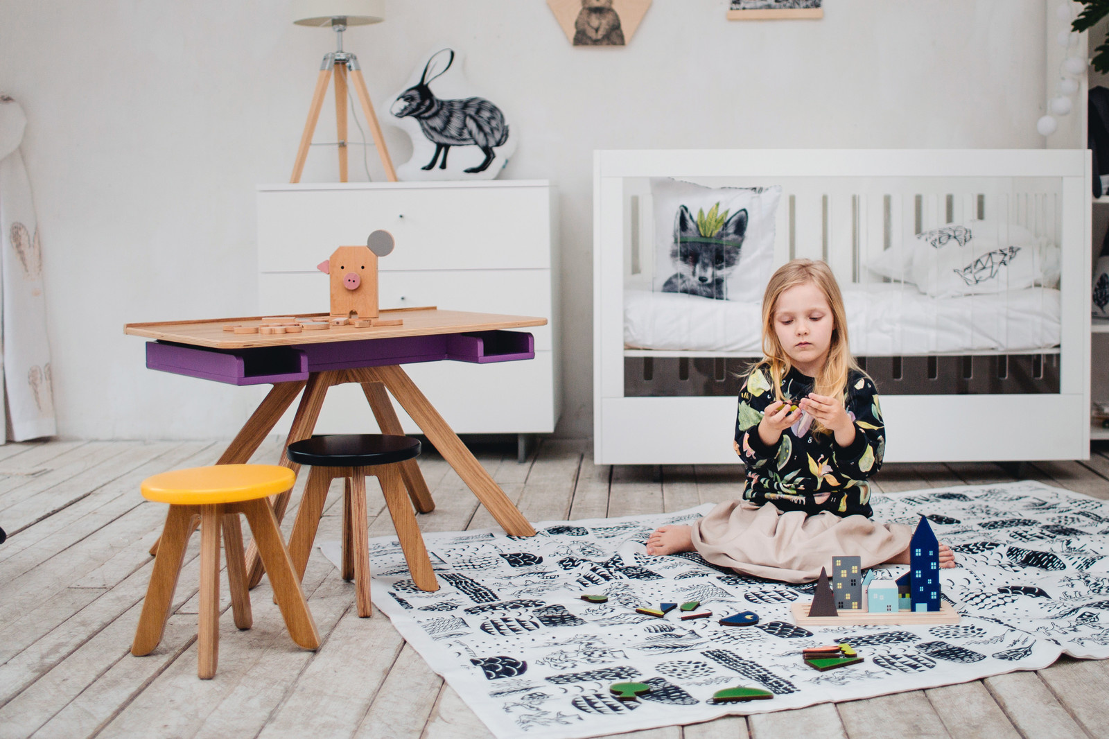 Детский стол-мольберт