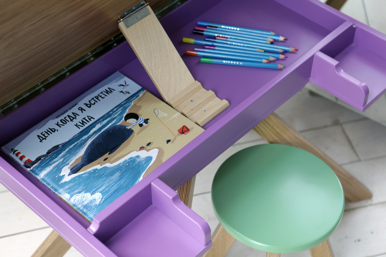 Детский стол-мольберт