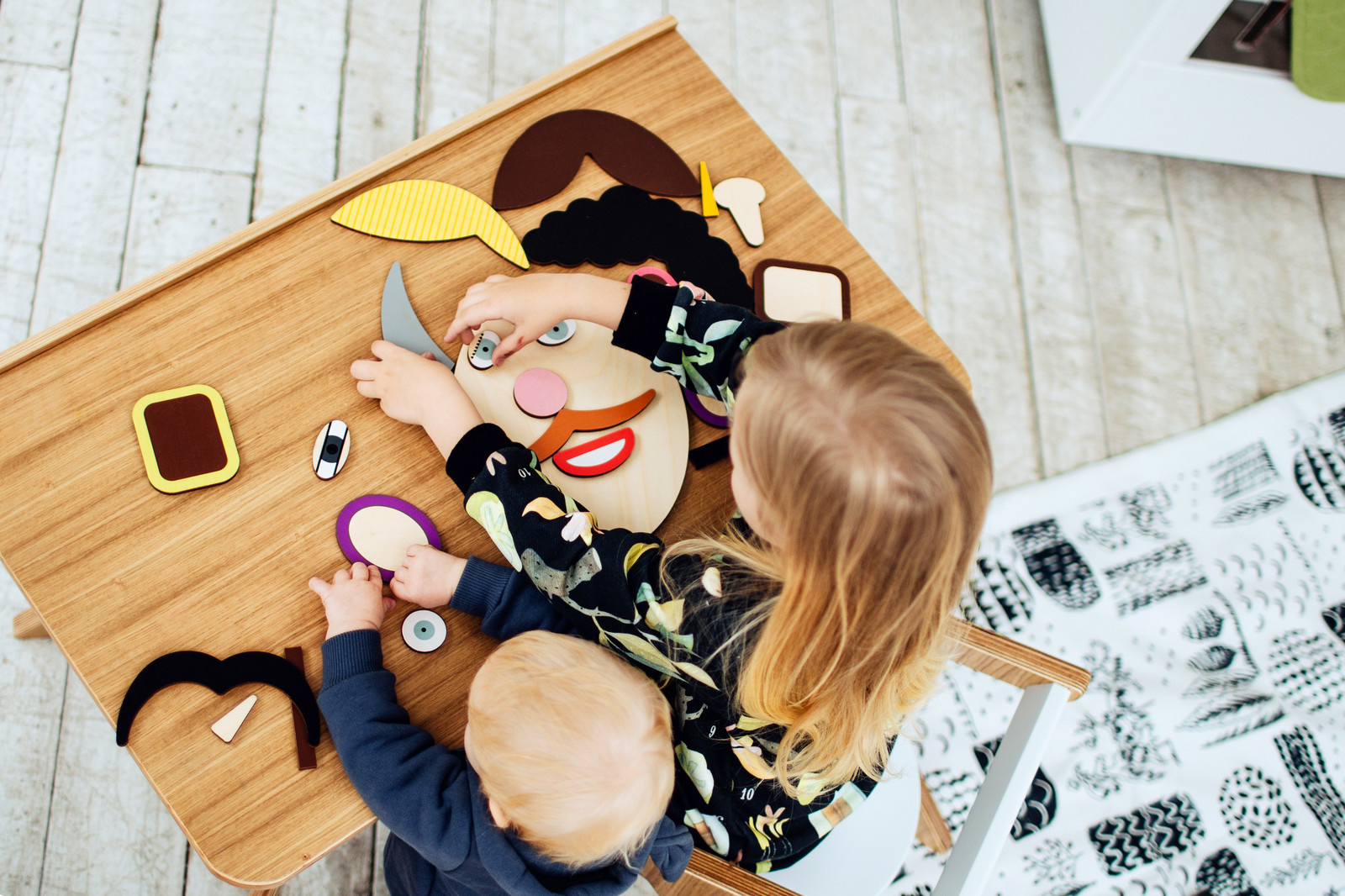 Детский стол-мольберт