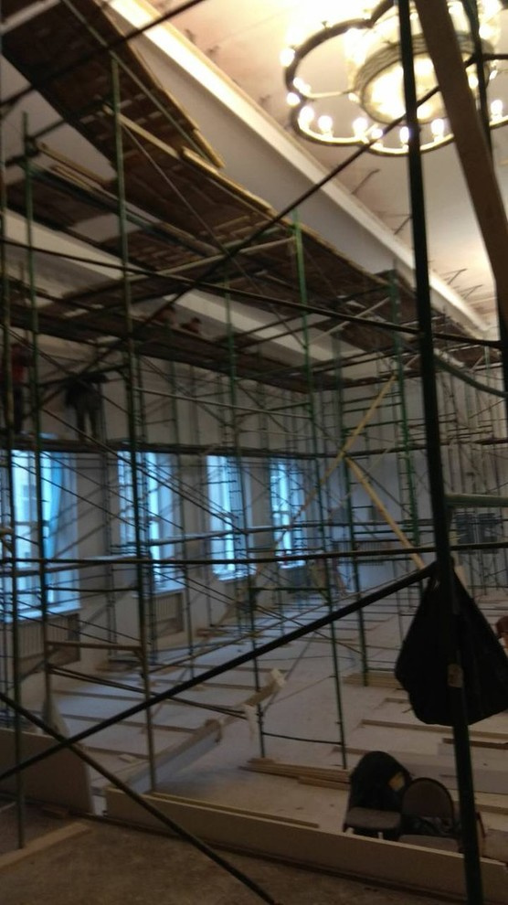 Актовый зал со старинной лепниной