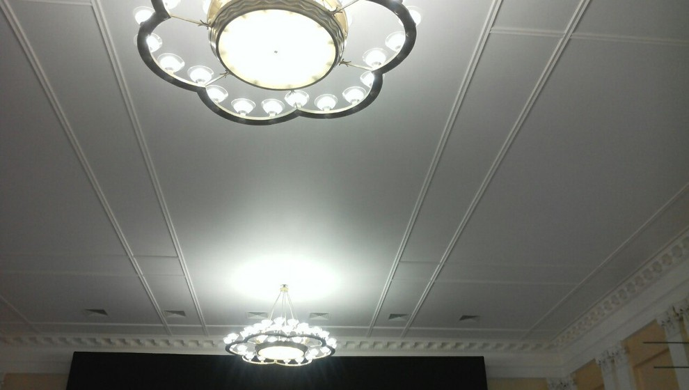 Актовый зал со старинной лепниной