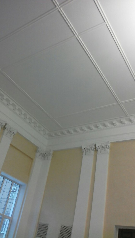 Актовый зал со старинной лепниной