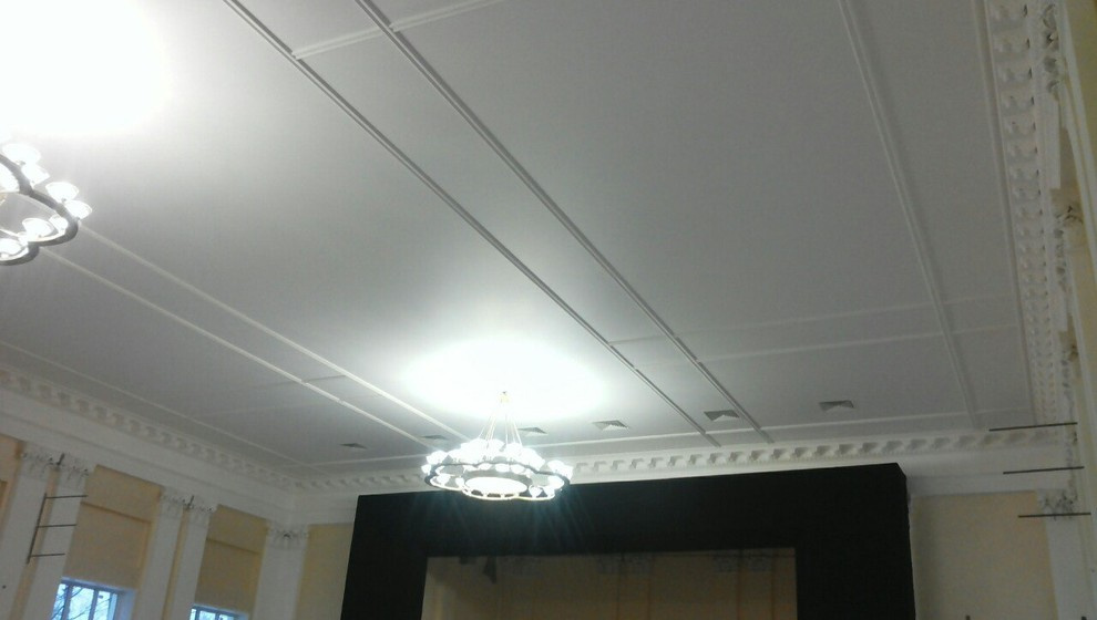 Обложка проекта: Актовый зал со старинной лепниной