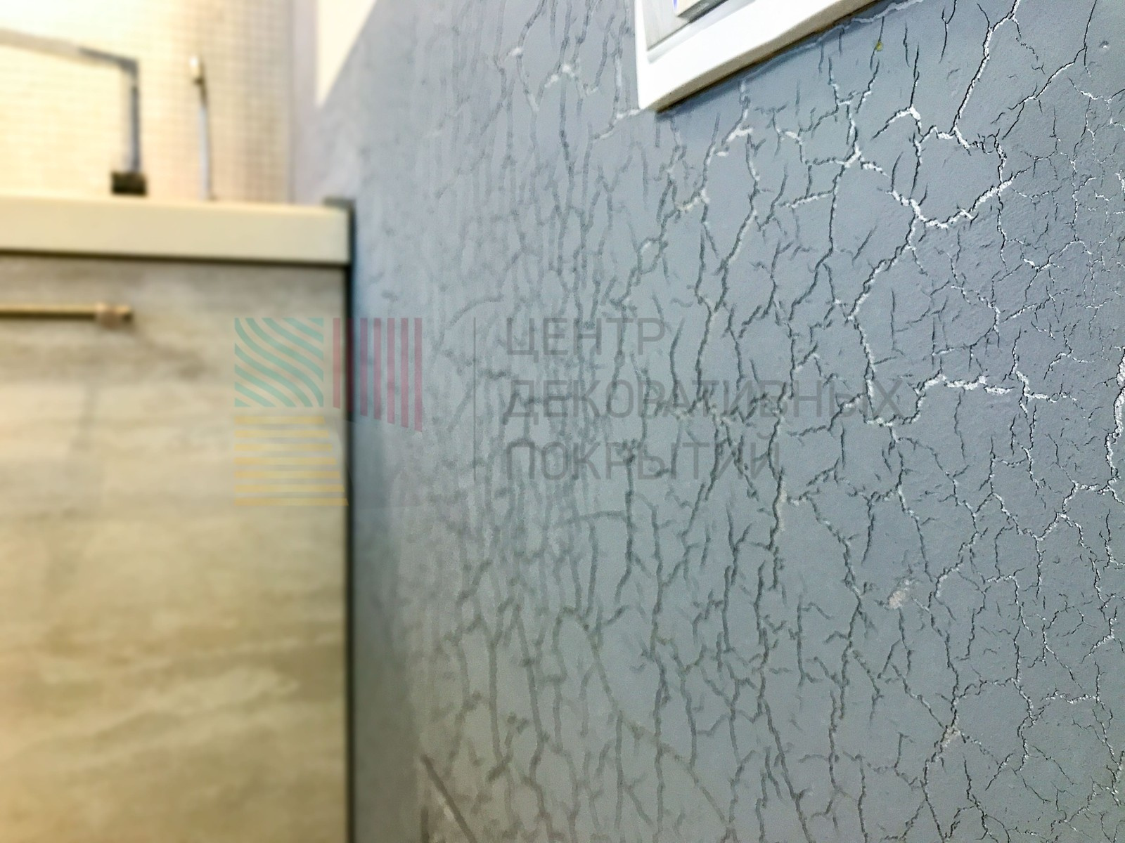 Кухня в узорчатых трещинках и прихожая в Травертине"