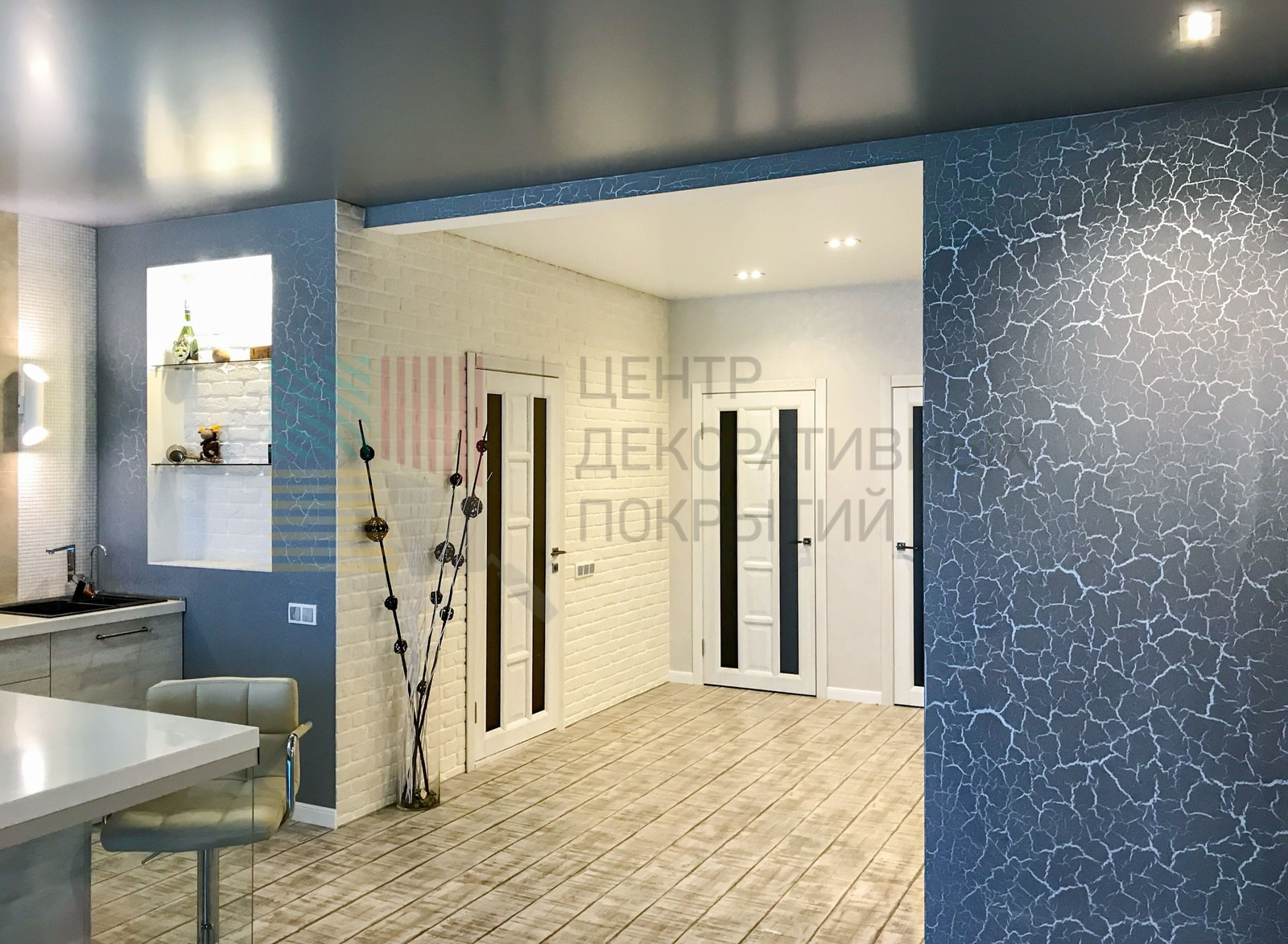 Кухня в узорчатых трещинках и прихожая в Травертине"