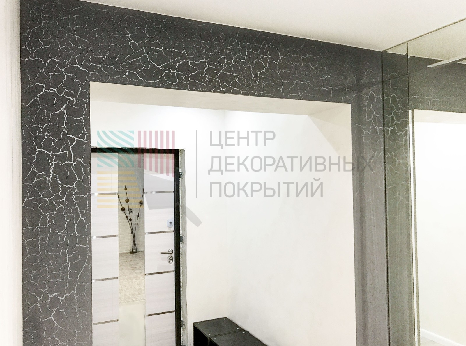 Кухня в узорчатых трещинках и прихожая в Травертине"