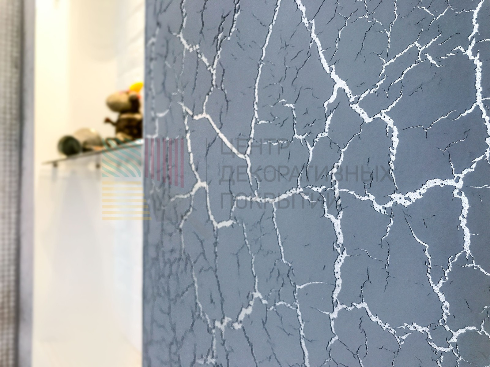 Кухня в узорчатых трещинках и прихожая в Травертине"