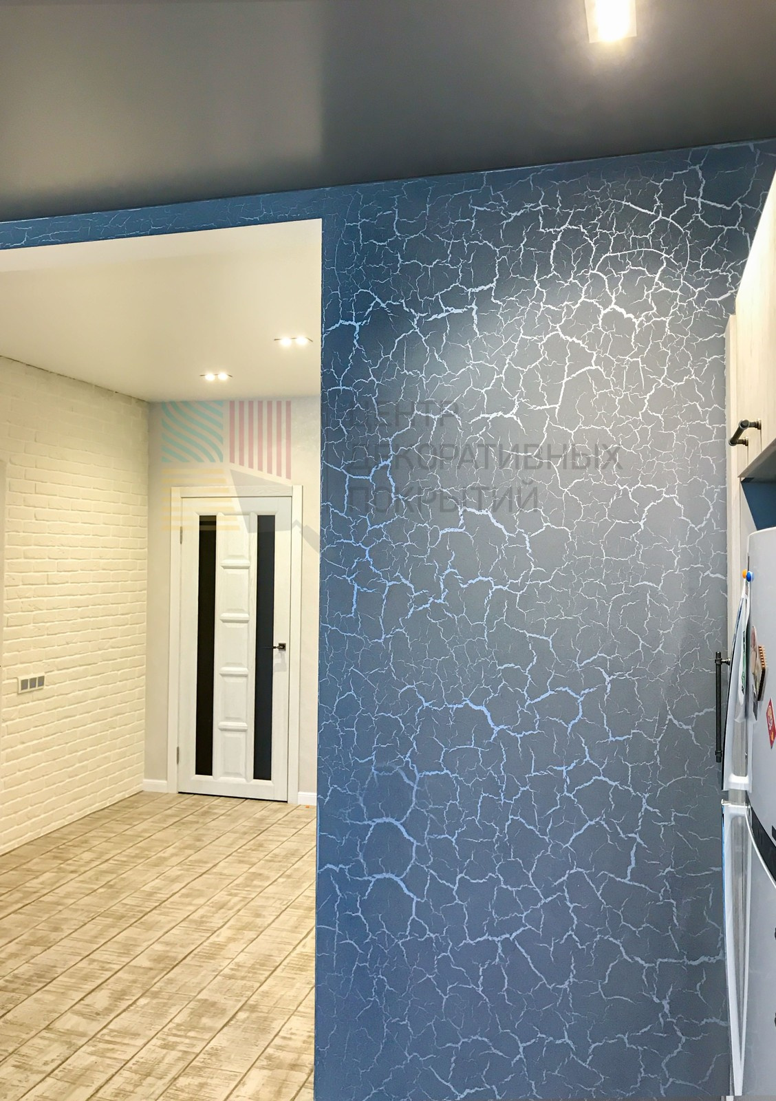 Кухня в узорчатых трещинках и прихожая в Травертине"