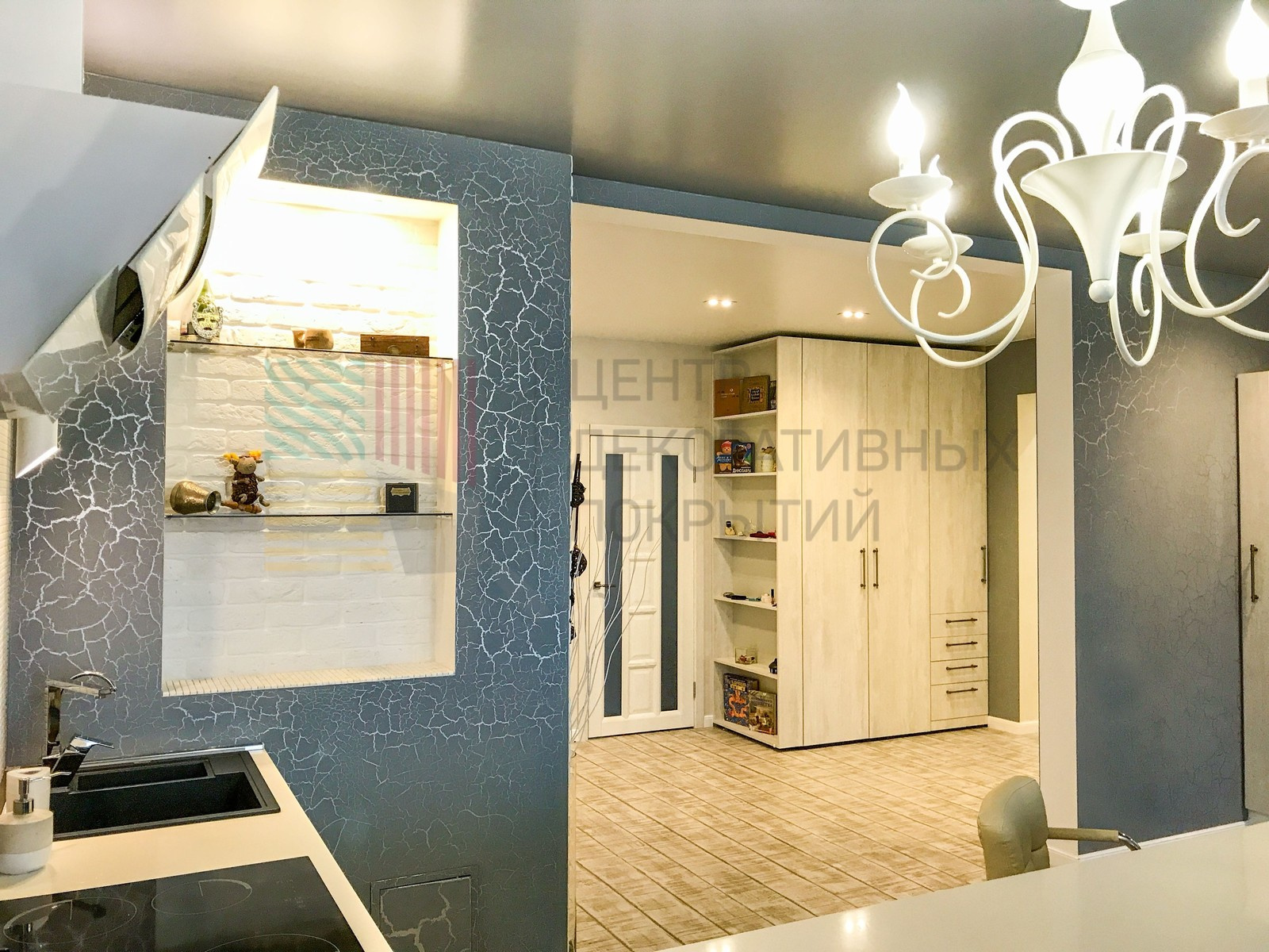 Кухня в узорчатых трещинках и прихожая в Травертине"