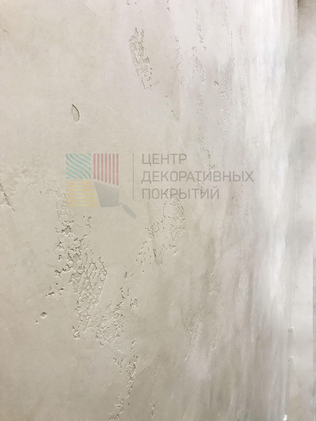 Кухня в узорчатых трещинках и прихожая в Травертине"