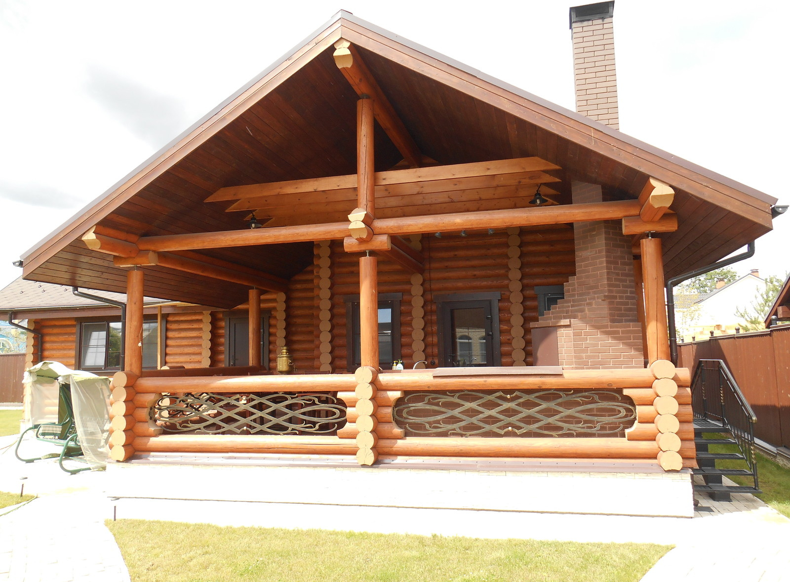 Красивая ковка в деревянный дом