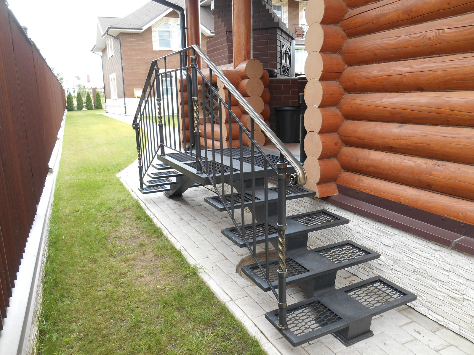 Красивая ковка в деревянный дом