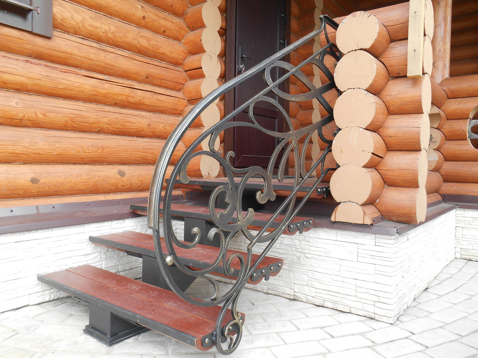 Красивая ковка в деревянный дом