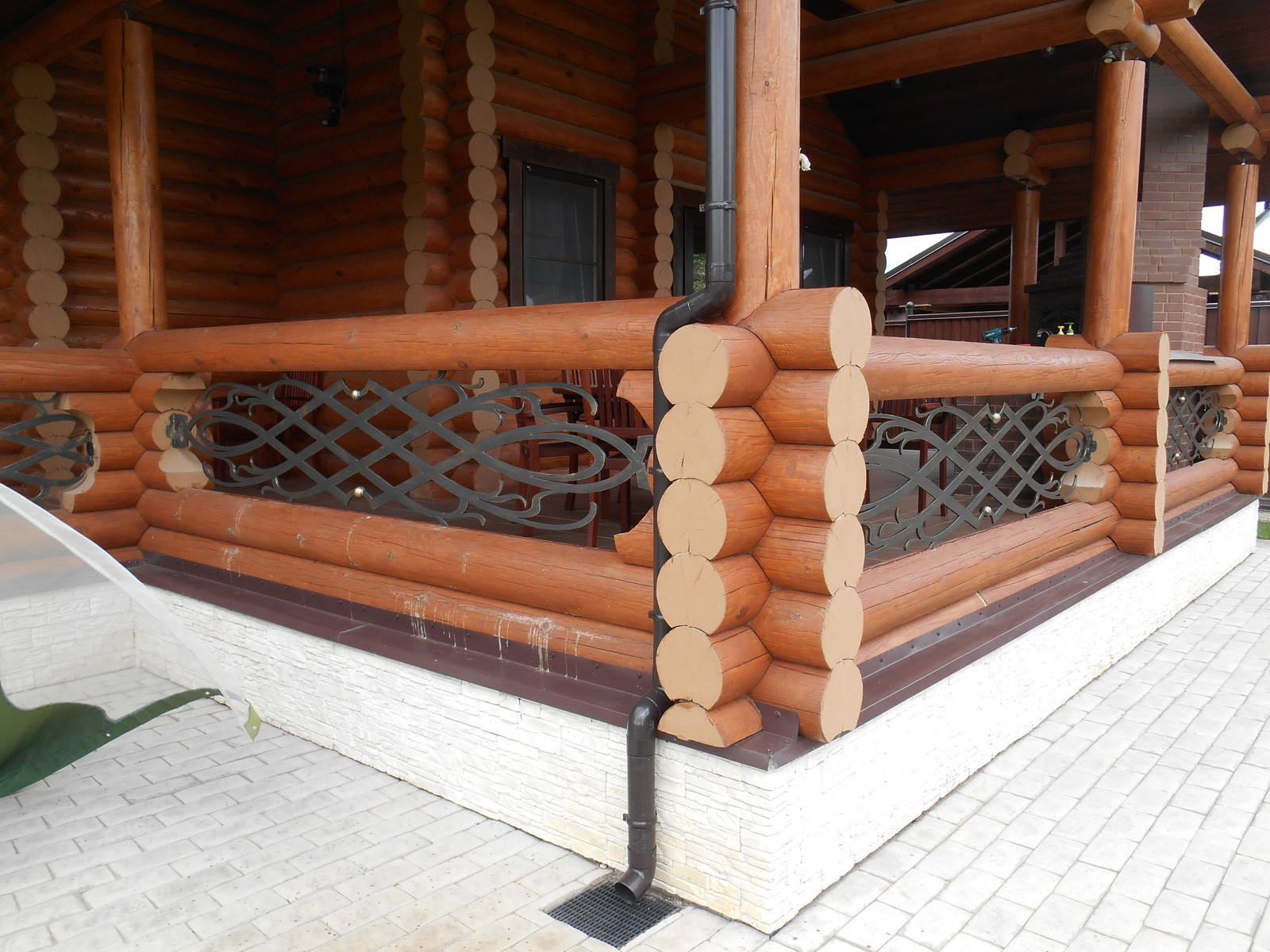 Обложка проекта: Красивая ковка в деревянный дом