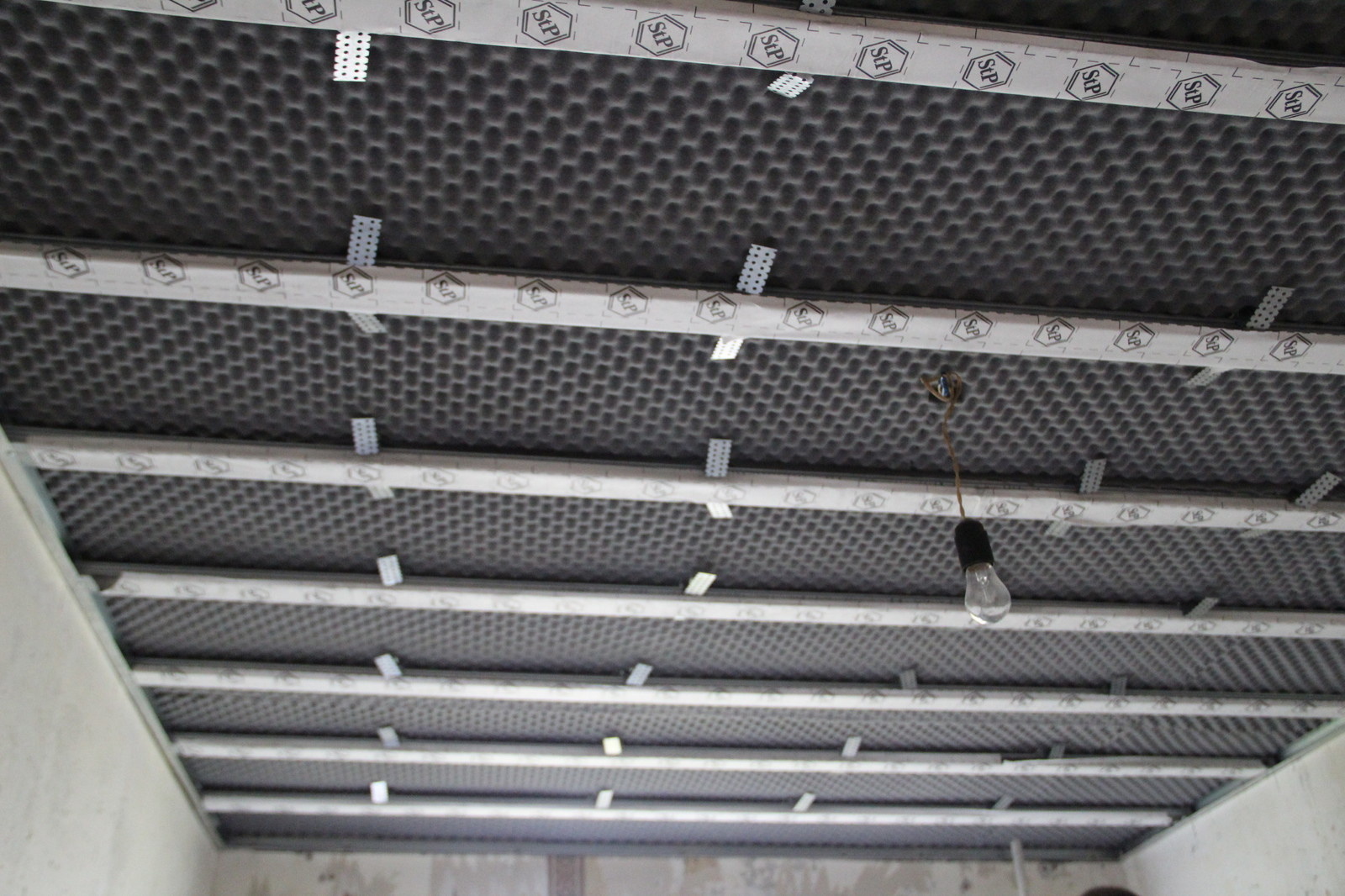 Звукоизоляция потолка в жилом помещении