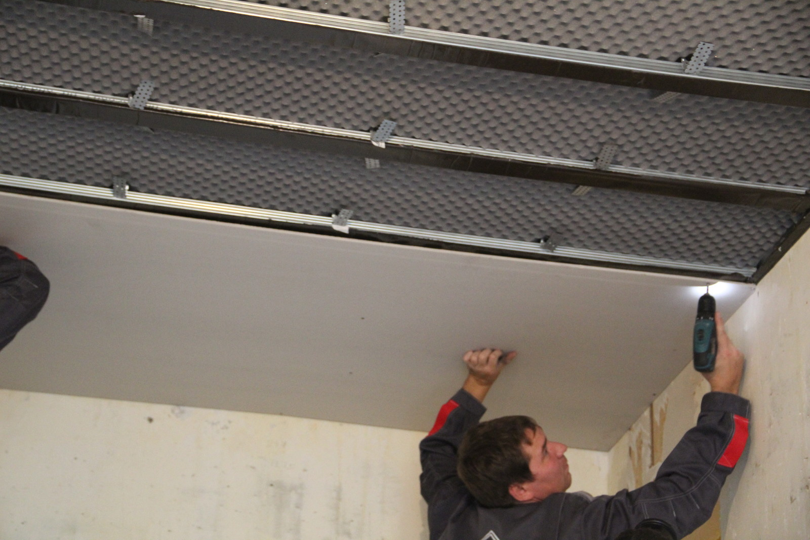 Звукоизоляция потолка в жилом помещении