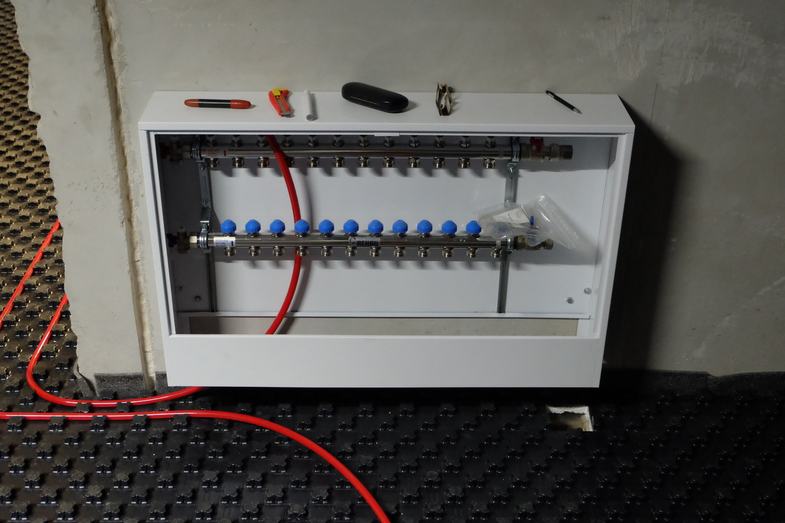 Монтаж тёплых полов в монолитном частном доме