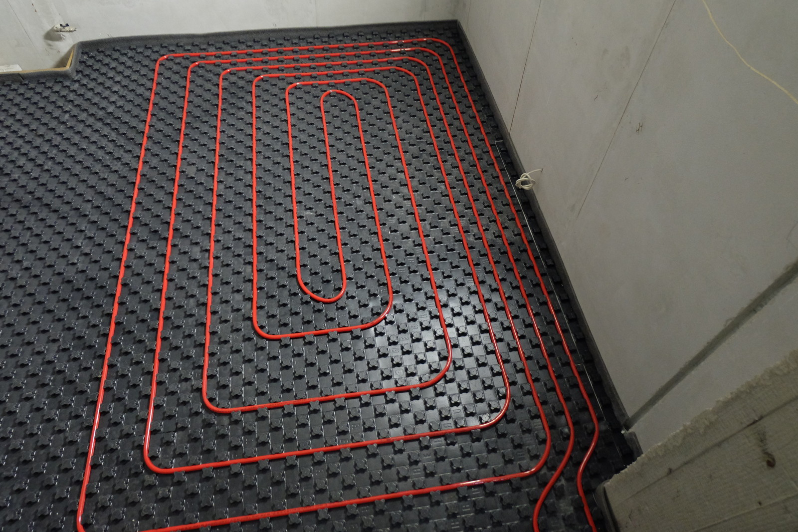 Монтаж тёплых полов в монолитном частном доме