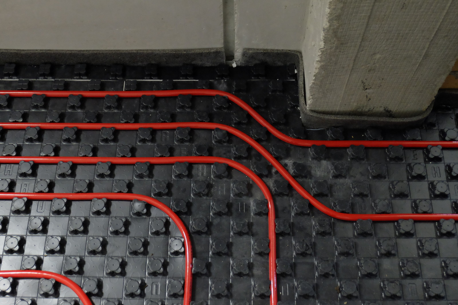 Монтаж тёплых полов в монолитном частном доме