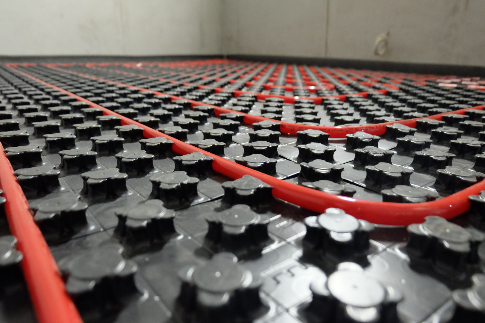 Монтаж тёплых полов в монолитном частном доме