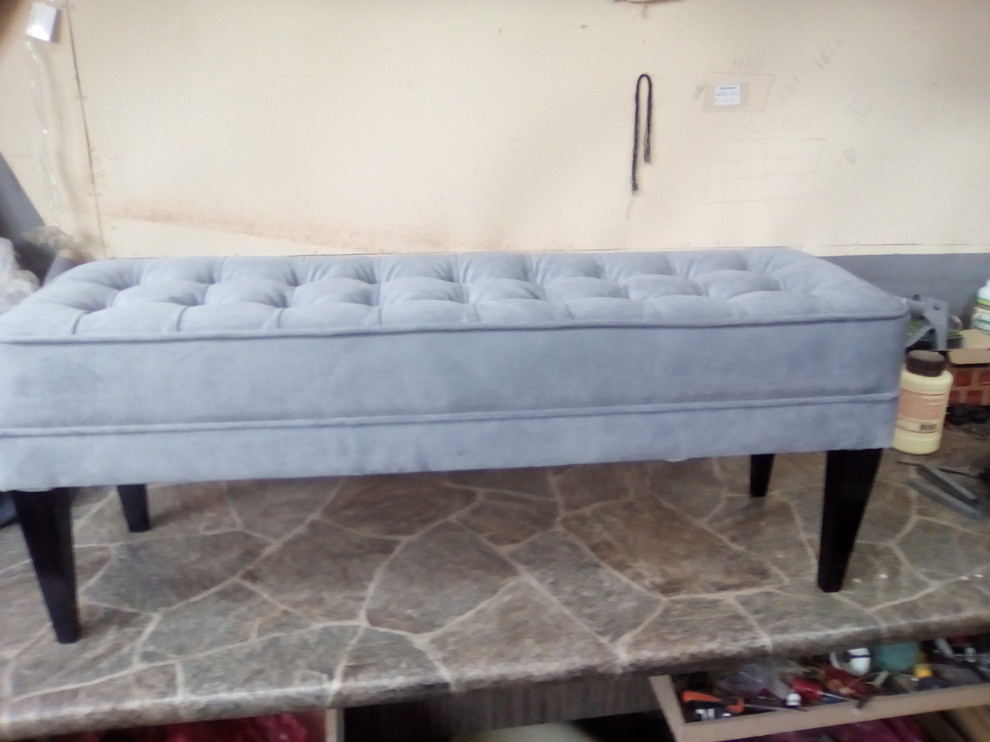 Мягкие стеновые панели,мягкая мебель, зеркала.