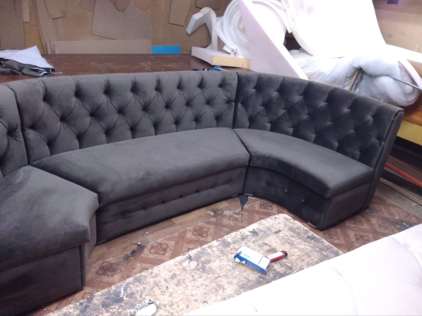 Мягкие стеновые панели,мягкая мебель, зеркала.