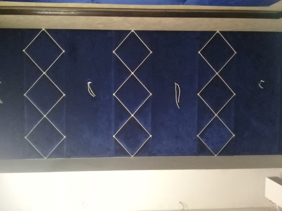 Мягкие стеновые панели,мягкая мебель, зеркала.