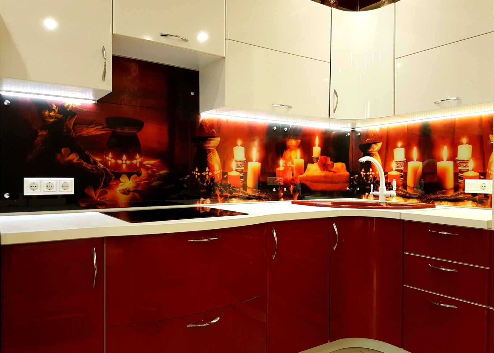 Фартуки для кухни из стекла