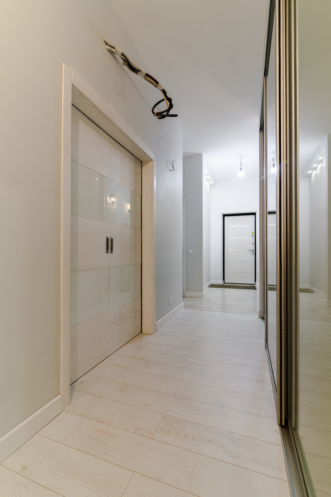 Просторная трехкомнатная квартира с приятным разноуровневым освещением в минимал