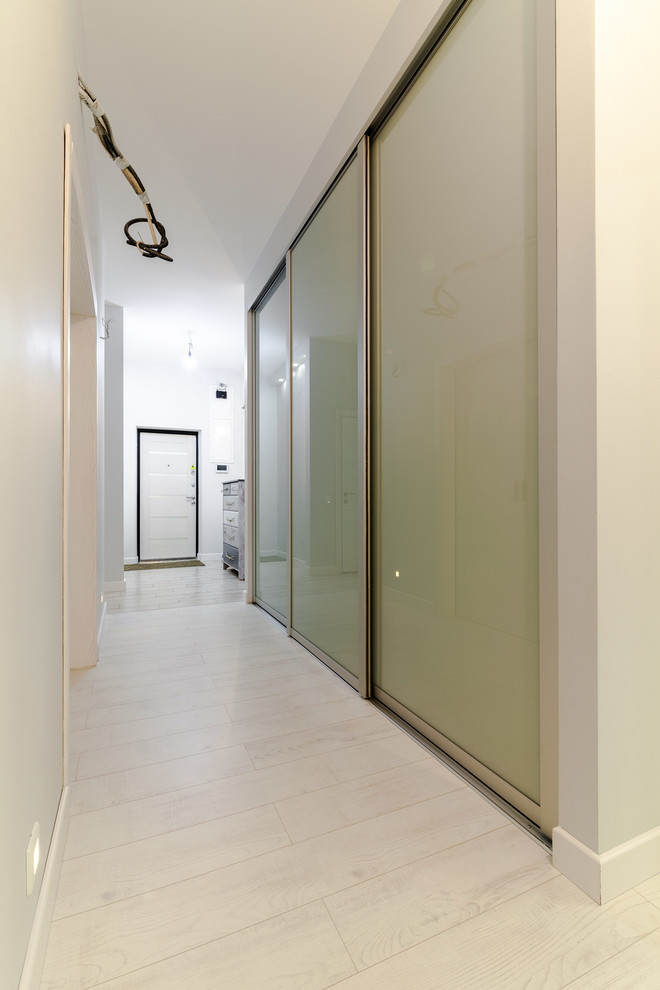 Просторная трехкомнатная квартира с приятным разноуровневым освещением в минимал