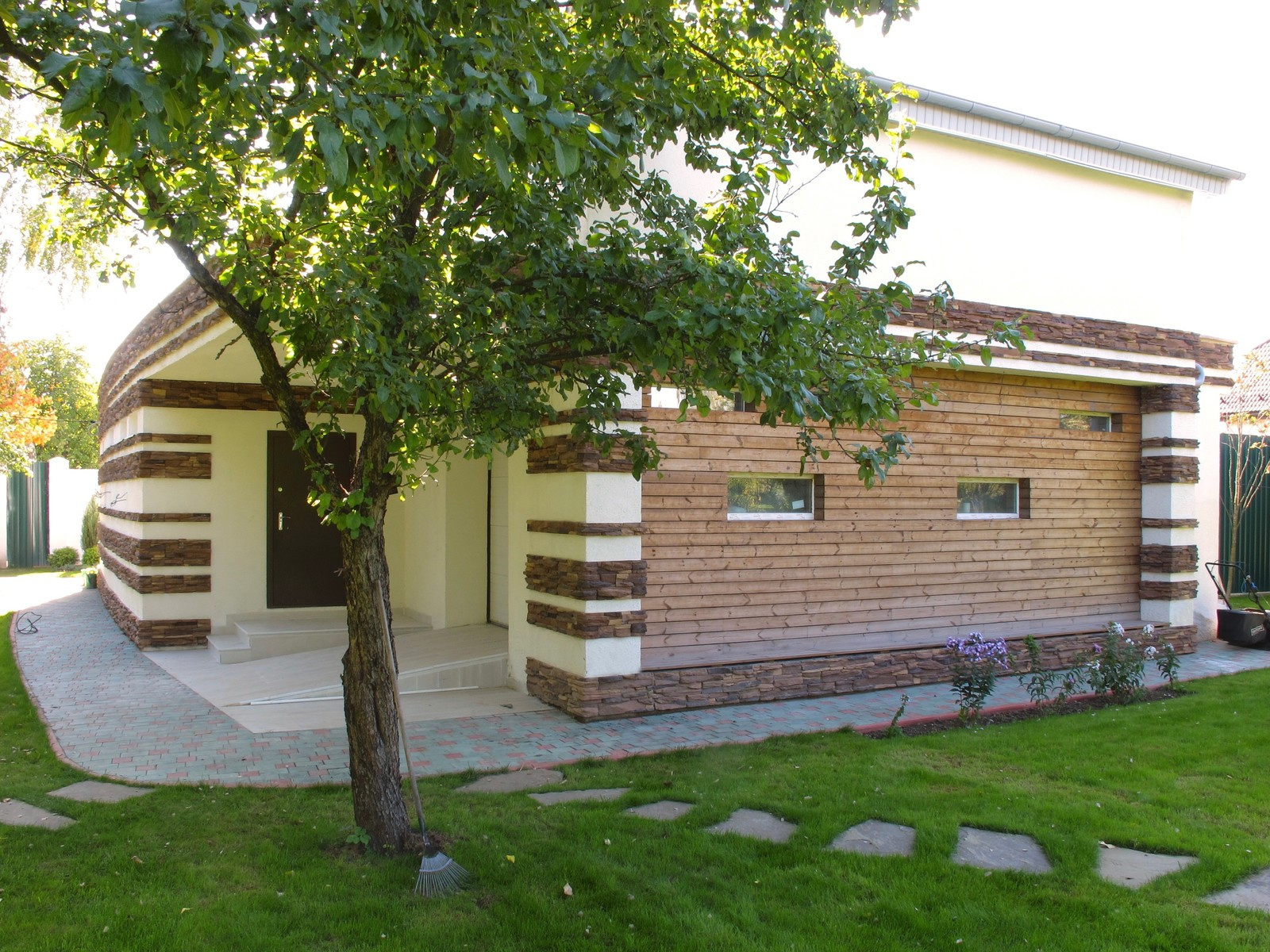 Усадьба в Востряково. Гараж на 3 места с квартирой для персонала.