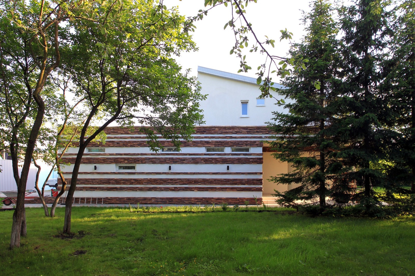 Усадьба в Востряково. Гараж на 3 места с квартирой для персонала.