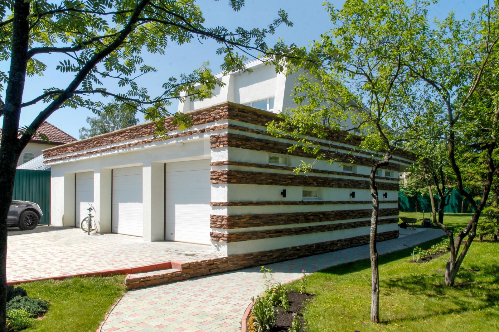 Усадьба в Востряково. Гараж на 3 места с квартирой для персонала.