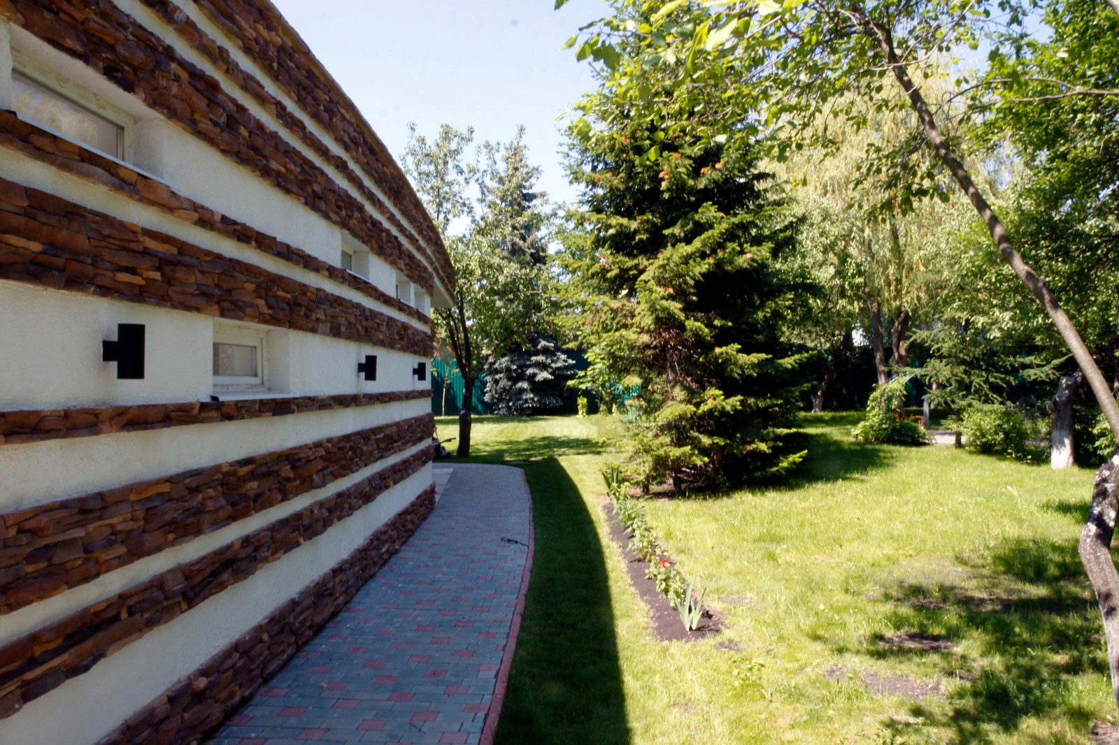 Усадьба в Востряково. Гараж на 3 места с квартирой для персонала.