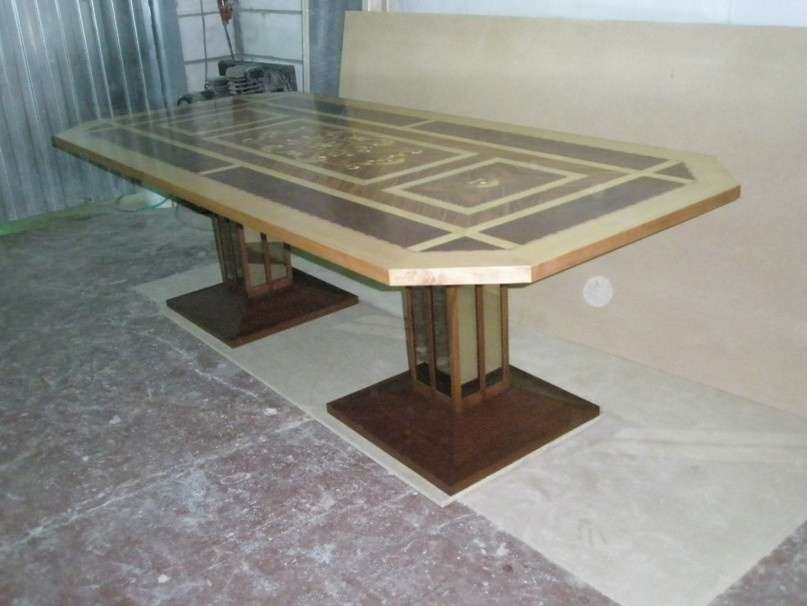 Мебель из массива дерева и шпонированная