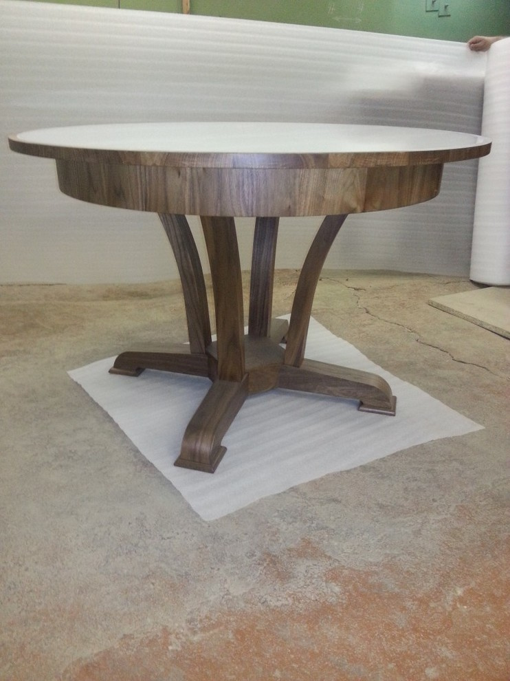 Мебель из массива дерева и шпонированная